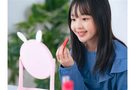 小学生 メイクが当たり前 の時代？ 低学年でも「アイテム持ってる」6割、欲しいのは「口紅」「アイシャドウ」チーク」 Lasisa（らしさ・ラシサ）