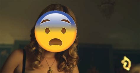 Xem phim Sex Education cô gái có cảnh táo bạo đầu phim lại trở nên như thế