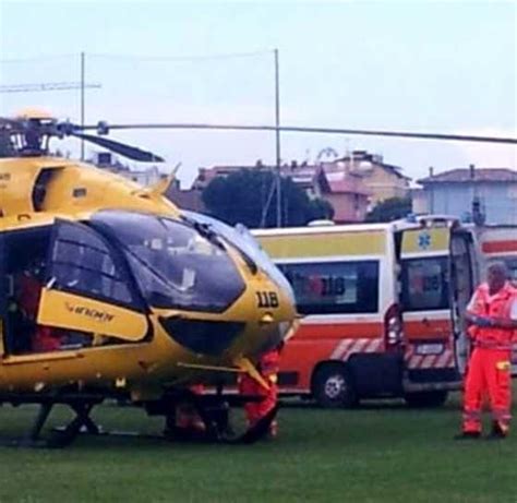 Auto Fuori Controllo Invade La Corsia Opposta Grave 51enne