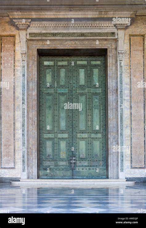 Portes En Bronze Menant L Ancienne Curie La Basilique Saint Jean