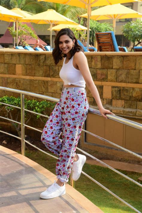 Deepika Padukone Hot Dp Pics Mobile Wallpapers Images OyePhoto