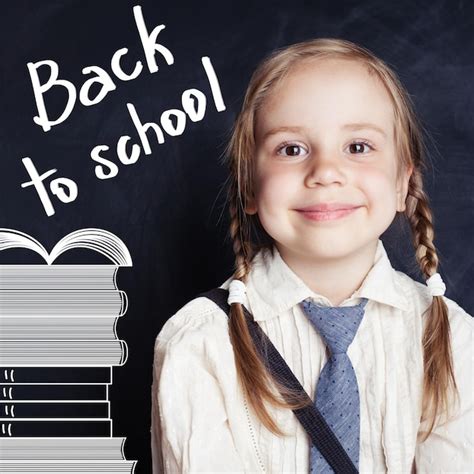 Jolie Petite Fille à Lintérieur De La Salle De Classe Avec Tableau