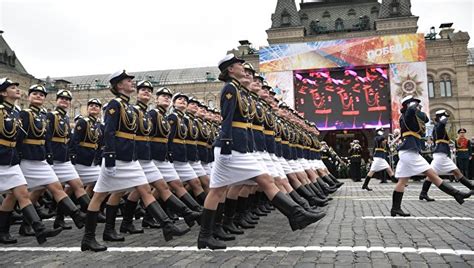 Spettacolare Parata Militare Sulla Piazza Rossa Di Mosca Video E Foto