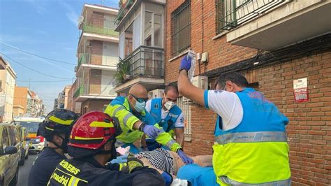 Una Mujer Cae De La Terraza De Un Segundo Piso Mientras Regaba Y Salva