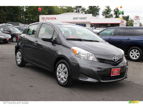 Magnetic Gray Metallic Toyota Yaris Le Door Photo