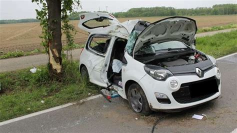 Horror Unfall In Rheinland Pfalz Beifahrerin Stirbt Kinder Werden