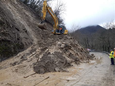 Maltempo Toscana frana isola la Val Bisenzio domani sarà aperto un