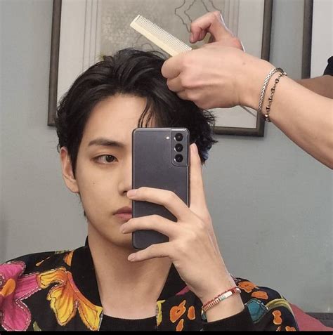 Is Btss V The King Of Mirror Selfies All Signs Point To Yes Koreaboo