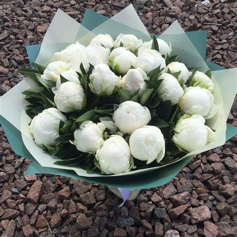 Букет из белых пионов