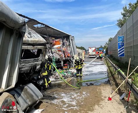 Bayern Zwei Fahrzeuge Brennen Nach Auffahrunfall Mit Zwei Lkw Und Pkw