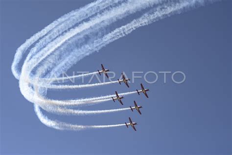 Aksi Team Jupiter Aerobatic Di Sirkuit Mandalika Antara Foto