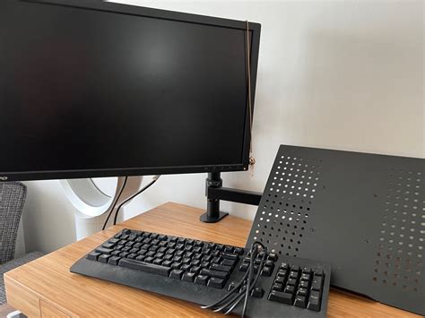 Lenovo 18inch monitor with monitor stand, laptop stand and Keyboard ...