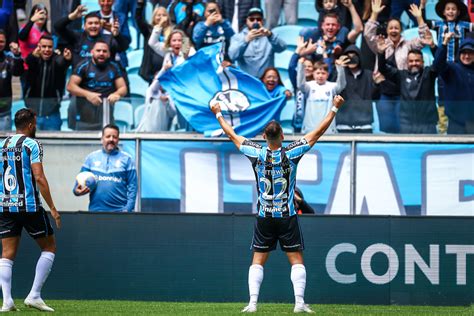 Centroavante do Grêmio se manifesta na web após receber premiação fora