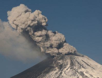 Video Varias explosiones moderadas del volcán Popocatépetl prenden las