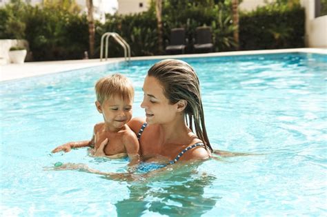 Madre Y Su Peque O Y Lindo Hijo Nadando En La Piscina Al Aire Libre