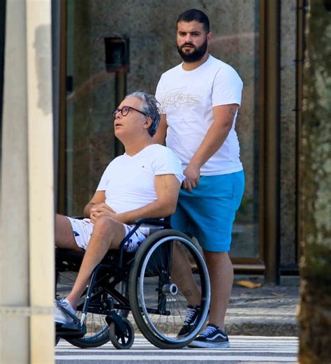 Fl Vio Silvino Clicado Em Passeio Pela Orla De Copacabana