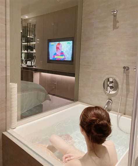 Khoe Nh V A T M V A Xem Tv V I Caption L L I C N Ng Hot Girl Su T N A S P Trang C Nh N V