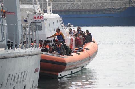 Reggio Centinaia Di Immigrati Sbarcano Al Porto Foto Live