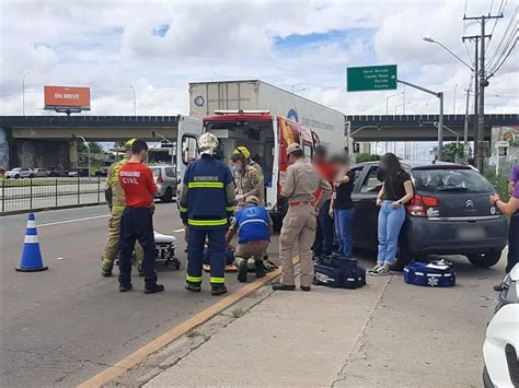 Ciclista fica ferido após ser atingido por carro que saía de shopping