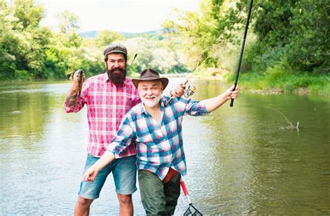 Dois Homens Amigos Pescadores Pescando No Rio Velho Pai E Filho