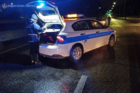 Roma Vede Un Uomo Che Smonta Pneumatici Agente Della Polizia Locale