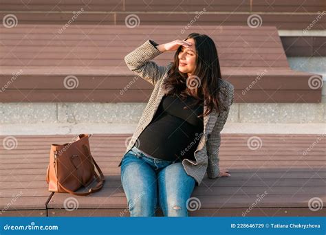 Retrato Urbano De Una Mujer Latina Embarazada Moderna Concepto De Embarazo Y Paternidad Imagen