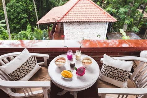 Desayuno Tropical Saludable En La Terraza Al Aire Libre En Casa Mesa