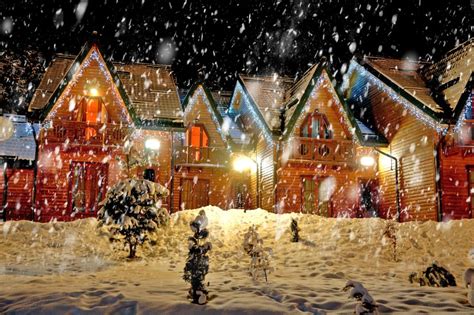 Le Père Noël Sous La Neige Un Symbole Despoir Et De Joie Pour 2024