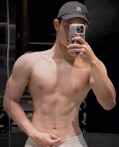 Hot boy tuổi có thân hình múi gây sốt khi tham dự cuộc thi nhan sắc Báo Dân trí
