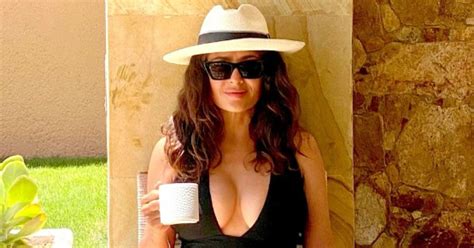 Salma Hayek En Bikini Nos Comparte Lo Bien Que Se La Pasa En La Playa