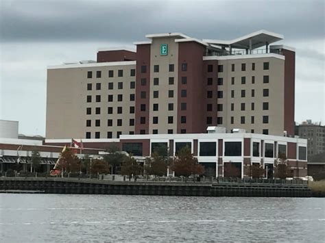 Save 20% Embassy Suites Wilmington Riverfront | Green Vacation Deals