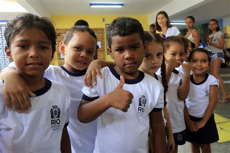 Rede Municipal De Ensino Come A A Distribuir Kit Escolar Que Pela