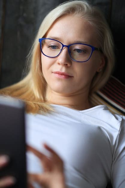 Belle Femme Blonde Avec Des Lunettes Posant En Chemise Blanche Photo Gratuite