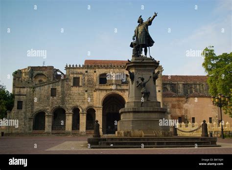 El monumento del Almirante Cristóbal Colón en la Plaza Colón en la