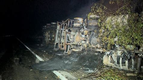 Caminhão tomba e explode em estrada que liga Cachoeiro a Vargem Alta no