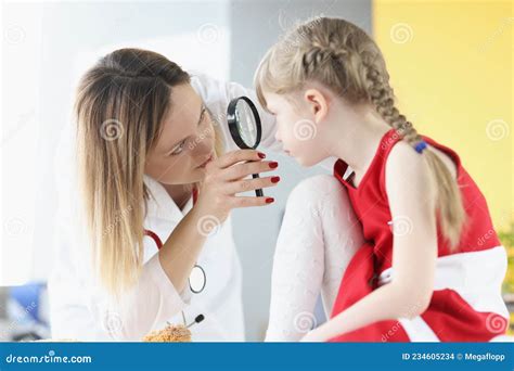 Oogarts Verricht Medisch Onderzoek Van Het Oog Van Het Meisje Door