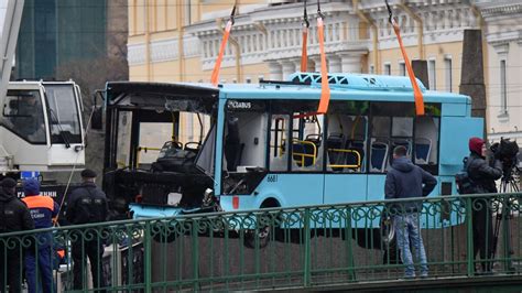 Russie Un Bus Tombe Dans Une Rivi Re Saint P Tersbourg Faisant Au