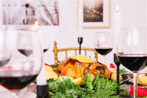 Cena De Navidad Con Pavo Y Vino Tinto Foto Gratis