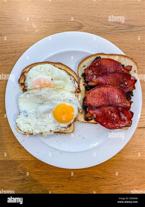 Bacon and egg sandwich Stock Photo - Alamy