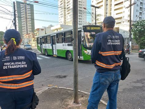 Condutores de veículos e pedestres recebem orientação da Semob durante