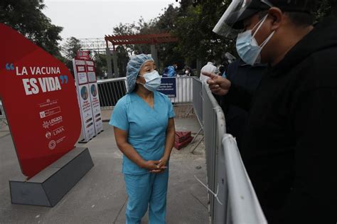 COVID 19 Largas colas aglomeración y malestar de personas en reinicio