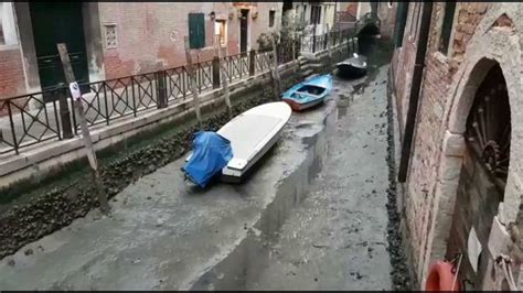 Venice without water: Gondolas helplessly abandoned on dried-up canals ...