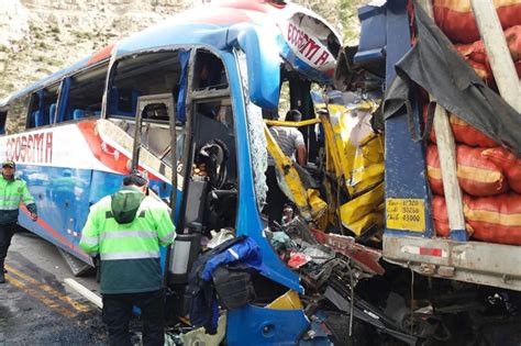 Dos Muertos Y 28 Heridos Deja Choque De Bus Y Tráiler En La Oroya