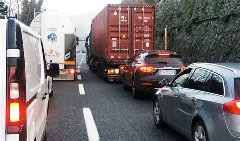 Caos autostrade incidenti e traffico intenso è coda in Liguria