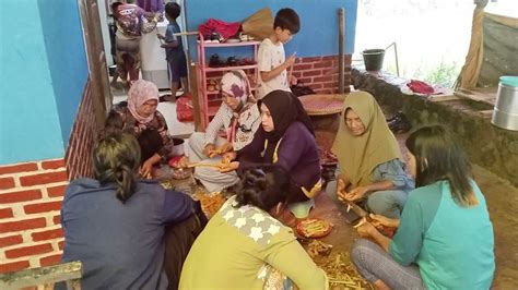 Suasana Hajatan Di Kampung Cinyurup Semakin Banyak Tamu Yang Datang