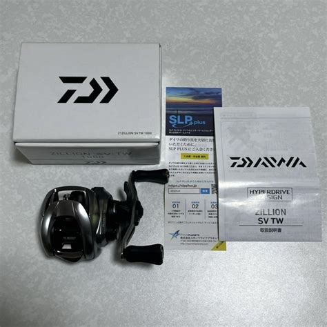 30割引ホワイト系正規品販売 DAIWA ダイワ ジリオン 21 SV TW 1000 右ハンドル リール フィッシングホワイト系 OTA