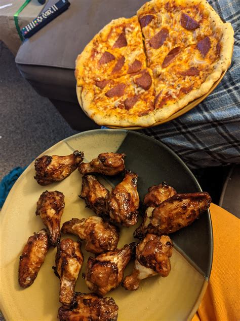 [Homemade] Pizza and Wings : r/food