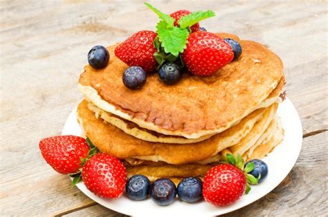 Premium Photo | Pancakes with fresh berries