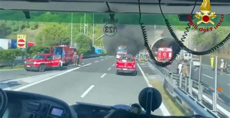 Pullman A Fuoco In Galleria Sulla A12 A Bordo Un Gruppo Di Turisti