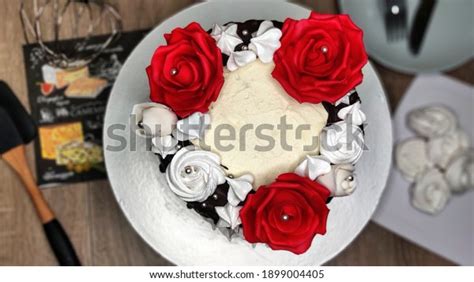 Naked Cake Red Roses Stock Photo 1899004405 Shutterstock